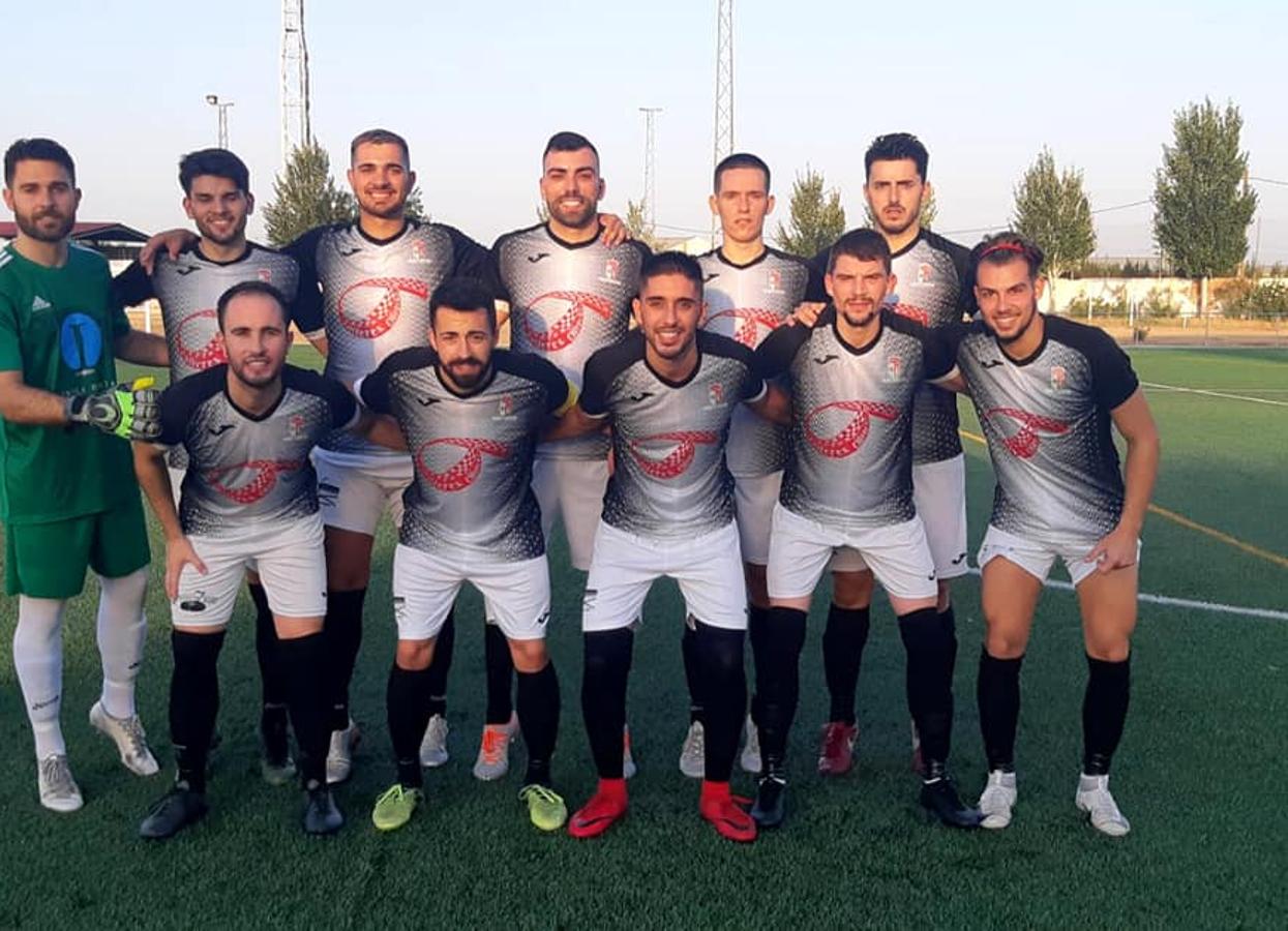 El ascenso a Tercera División del CF Campanario ha traido grandes alegrías no solo para el equipo, sino también para todo un pueblo, cuya afición ha estado volcada, en las buenas y en las malas. Un apoyo incondicional que ha dejado en esta última semana imágenes para el recuerdo. ¡Vamos Campa!