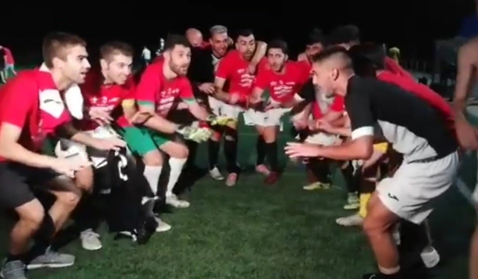 El ascenso a Tercera División del CF Campanario ha traido grandes alegrías no solo para el equipo, sino también para todo un pueblo, cuya afición ha estado volcada, en las buenas y en las malas. Un apoyo incondicional que ha dejado en esta última semana imágenes para el recuerdo. ¡Vamos Campa!