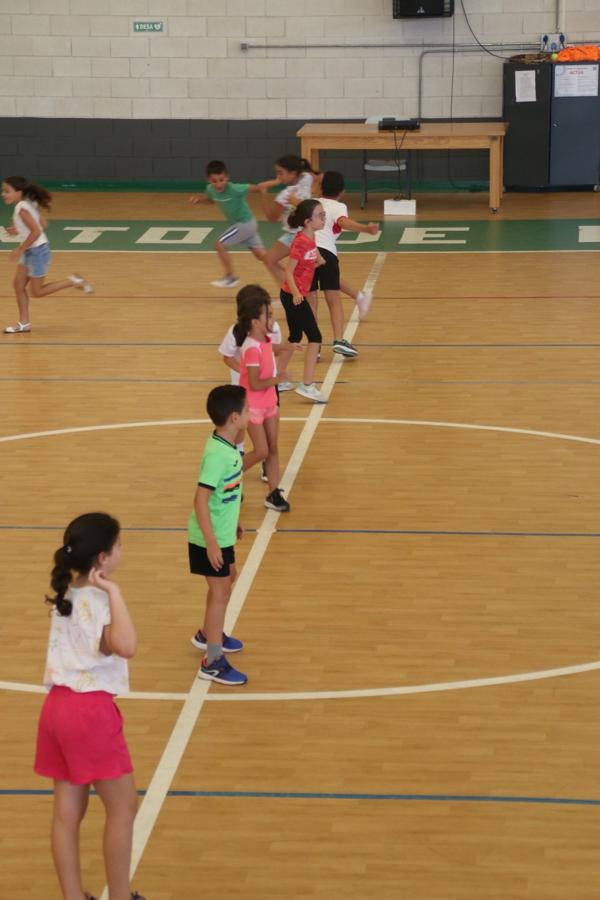 La diversión no tiene que estar reñida con las medidas de seguridad. Lo saben bien los niños que este verano han disfrutado del campamento de verano en Campanario. Hoy se ha clausurado un mes de julio lleno de actividades deportivas, culturales, manualidades y excursiones. Estas son algunas de las imágenes que nos ha dejado el campamento.