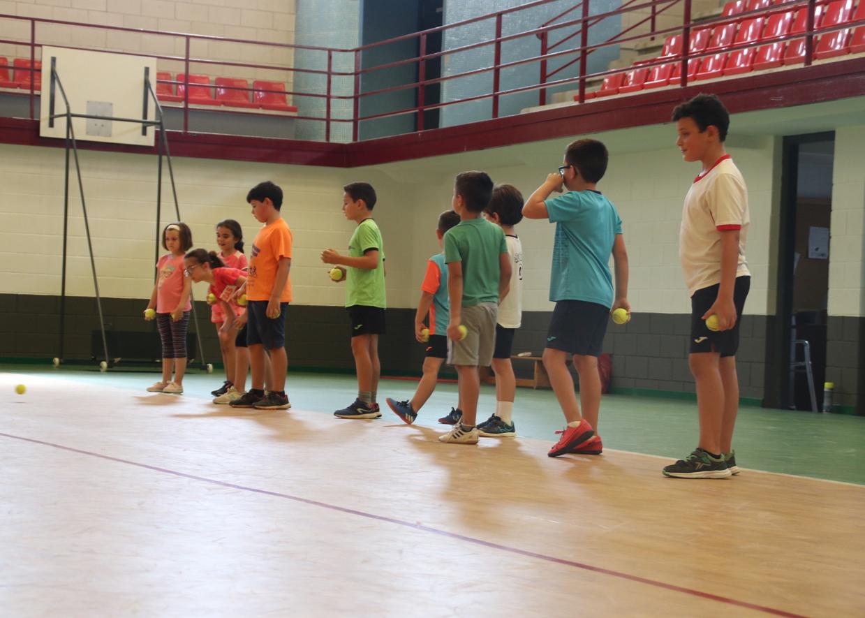 La diversión no tiene que estar reñida con las medidas de seguridad. Lo saben bien los niños que este verano han disfrutado del campamento de verano en Campanario. Hoy se ha clausurado un mes de julio lleno de actividades deportivas, culturales, manualidades y excursiones. Estas son algunas de las imágenes que nos ha dejado el campamento.