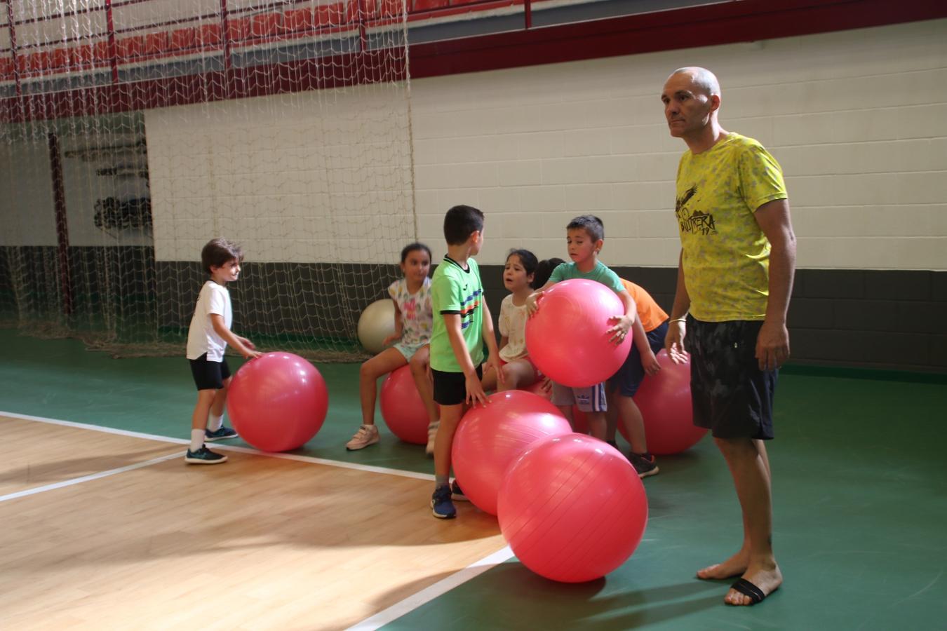 La diversión no tiene que estar reñida con las medidas de seguridad. Lo saben bien los niños que este verano han disfrutado del campamento de verano en Campanario. Hoy se ha clausurado un mes de julio lleno de actividades deportivas, culturales, manualidades y excursiones. Estas son algunas de las imágenes que nos ha dejado el campamento.