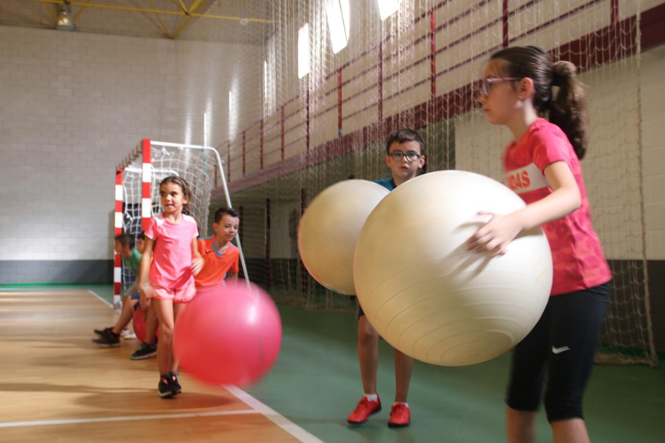 La diversión no tiene que estar reñida con las medidas de seguridad. Lo saben bien los niños que este verano han disfrutado del campamento de verano en Campanario. Hoy se ha clausurado un mes de julio lleno de actividades deportivas, culturales, manualidades y excursiones. Estas son algunas de las imágenes que nos ha dejado el campamento.