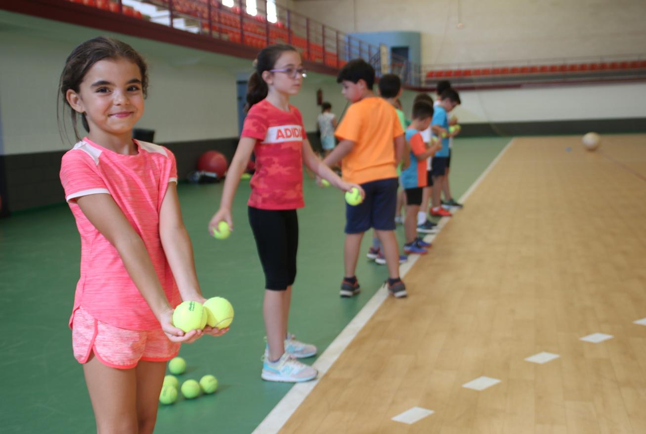 La diversión no tiene que estar reñida con las medidas de seguridad. Lo saben bien los niños que este verano han disfrutado del campamento de verano en Campanario. Hoy se ha clausurado un mes de julio lleno de actividades deportivas, culturales, manualidades y excursiones. Estas son algunas de las imágenes que nos ha dejado el campamento.
