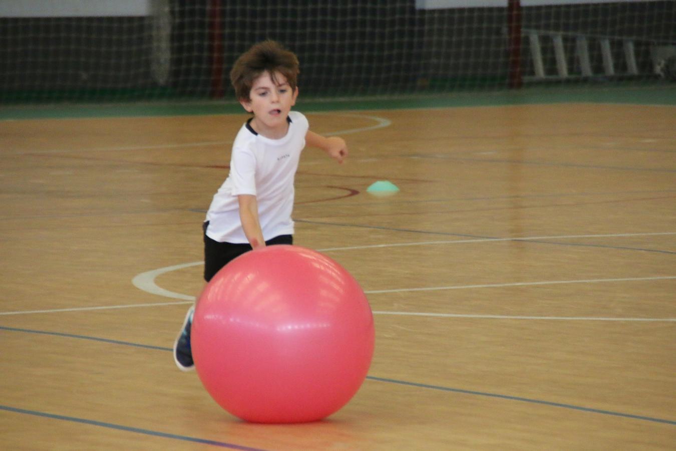 La diversión no tiene que estar reñida con las medidas de seguridad. Lo saben bien los niños que este verano han disfrutado del campamento de verano en Campanario. Hoy se ha clausurado un mes de julio lleno de actividades deportivas, culturales, manualidades y excursiones. Estas son algunas de las imágenes que nos ha dejado el campamento.