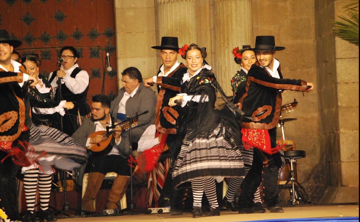 El grupo de folclore extremeño Caramancho actúa el próximo domingo en el antiguo campo de fútbol