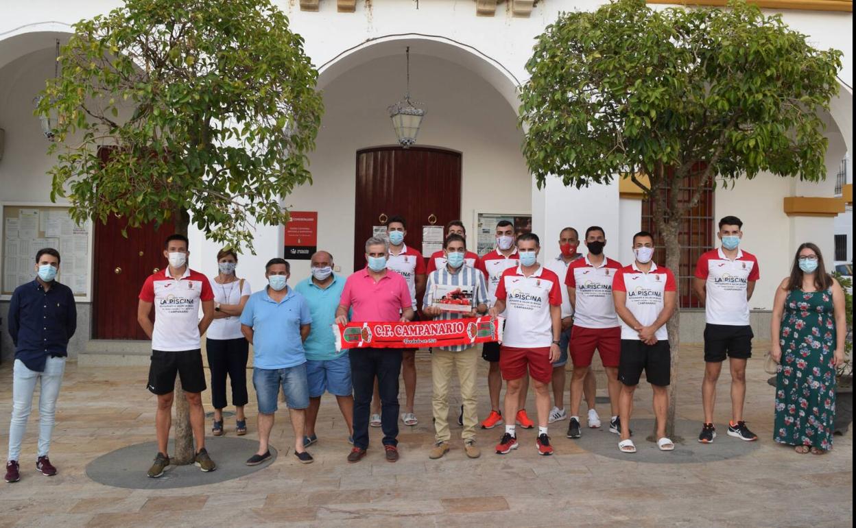 El alcalde recibió al C.F. Campanario por su ascenso a Tercera División. 