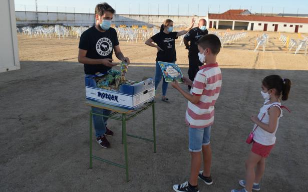 Los niños recibireon un diploma y golosinas. 