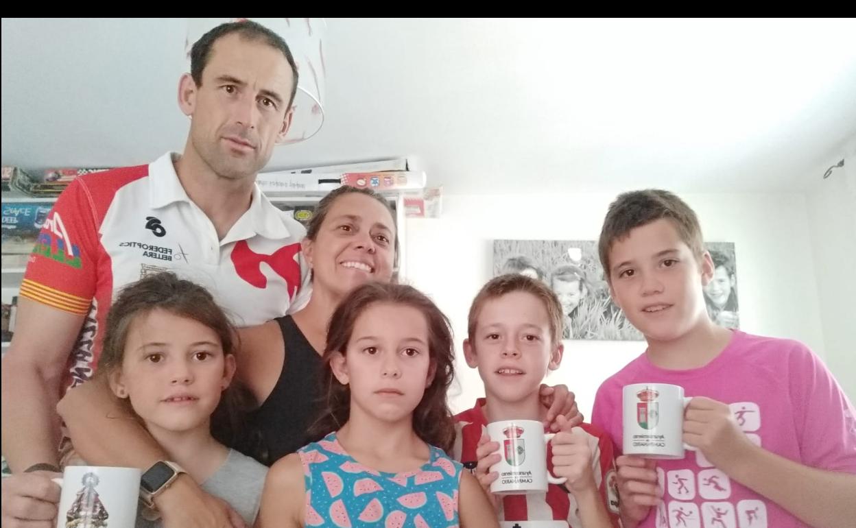 Inés y Eduardo quieren inculcar a sus cuatro hijos su apego a Campanario