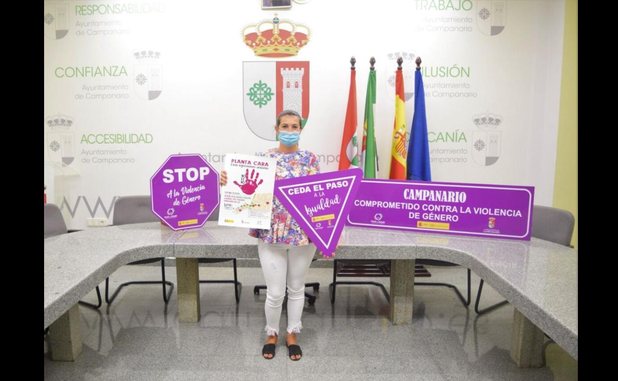 María Maldonado presenta los carteles de la campaña. 
