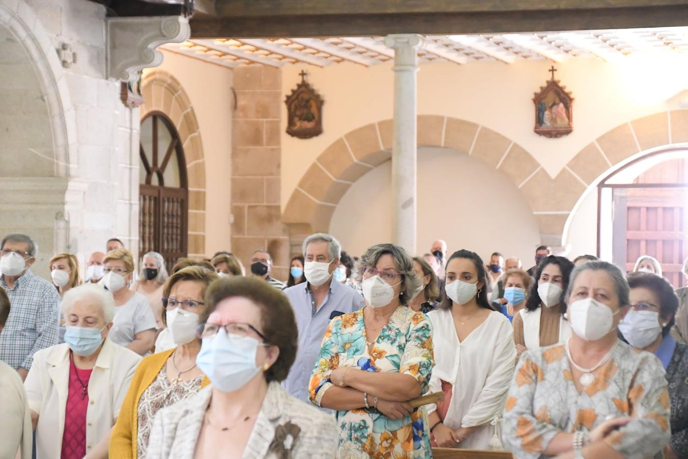 Durante el fin de semana han tenido lugar los actos de celebración del LXV Aniversario de Coronación de la Virgen de Piedraescrita. Este año, dichos actos se han celebrado en la iglesia de la Asunción ante un cuadro de la Virgen, y con aforo reducido y medidas de seguridad. Eso sí, no han faltado la gran fe y devoción que los campanarienses demuestran a su patrona.