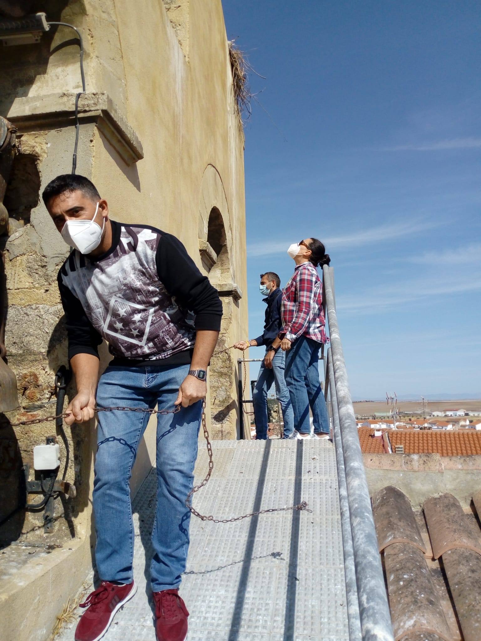 Durante el fin de semana han tenido lugar los actos de celebración del LXV Aniversario de Coronación de la Virgen de Piedraescrita. Este año, dichos actos se han celebrado en la iglesia de la Asunción ante un cuadro de la Virgen, y con aforo reducido y medidas de seguridad. Eso sí, no han faltado la gran fe y devoción que los campanarienses demuestran a su patrona.