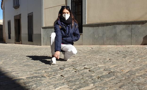 Nazaret señala uno de los hoyos. 
