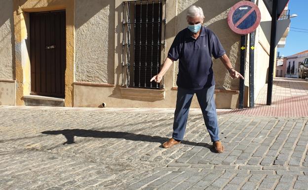 Diego muestra el límite de la mejora hecha en la calle Carrera. 