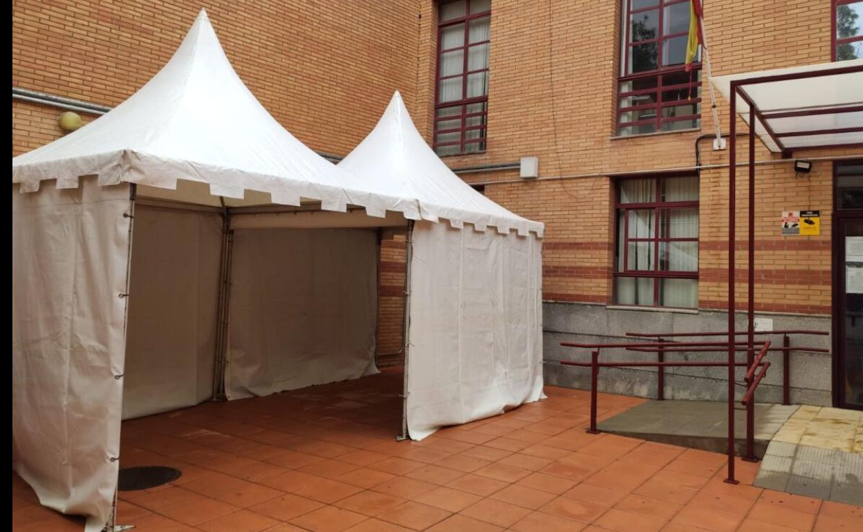 Carpa instalada en el Centro de Salud. 