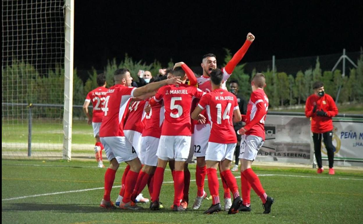 El C.F. Campanario celebra su primera victoria. 