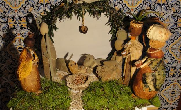 Portal de Belén hecho con piedras y restos de productos vegetales. 