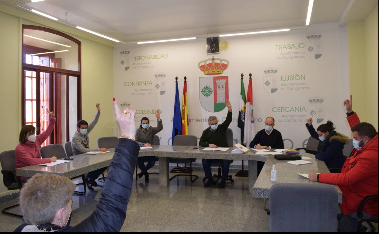 Votación de presupuestos para 2021 en el pleno campanariense.