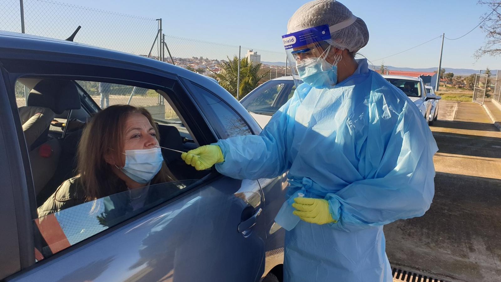 La alta incidencia de positivos por covid-19 en Campanario ha hecho que se inicie un cribado masivo mediante test rápidos de antígenos. El objetivo de Salud Pública y el Ayuntamiento es detectar a todos los contagiados y frenar la pandemia en el municipio. Se pide la colaboración de los vecinos con síntomas o contactos estrechos.