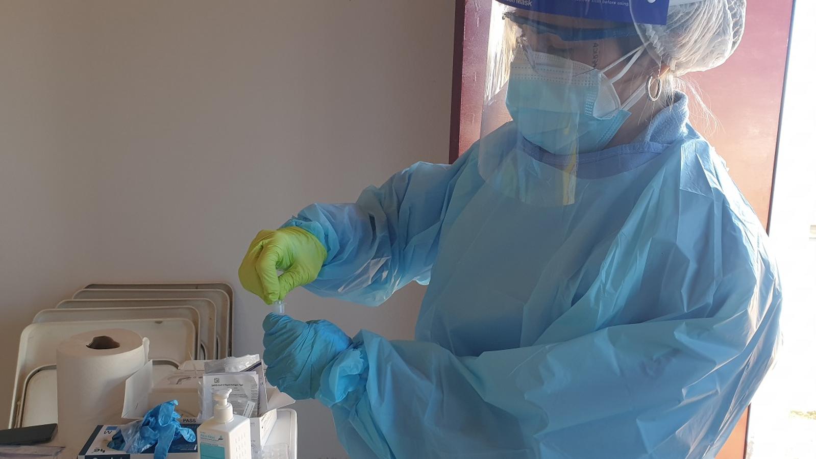 La alta incidencia de positivos por covid-19 en Campanario ha hecho que se inicie un cribado masivo mediante test rápidos de antígenos. El objetivo de Salud Pública y el Ayuntamiento es detectar a todos los contagiados y frenar la pandemia en el municipio. Se pide la colaboración de los vecinos con síntomas o contactos estrechos.