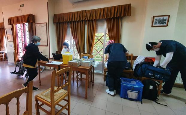 Preparando el espacio para adminsitrar las vacunas. 