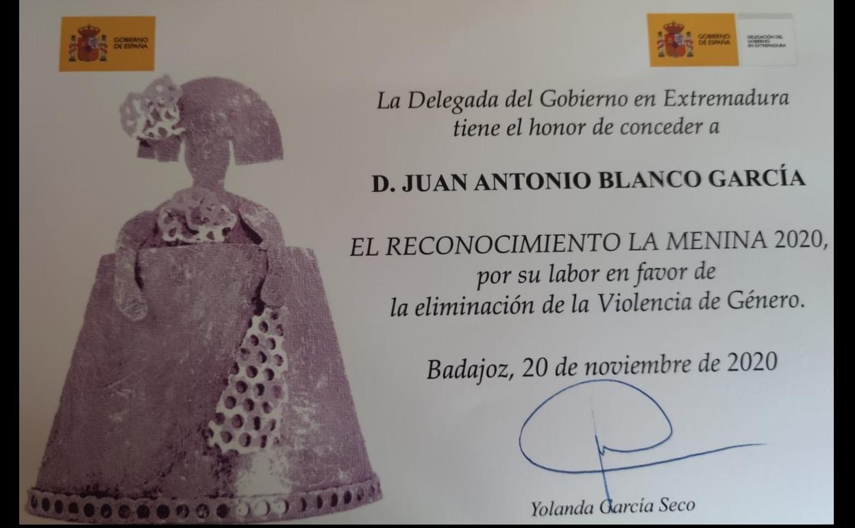 Diploma entregado al Jefe de la Policía Local. 