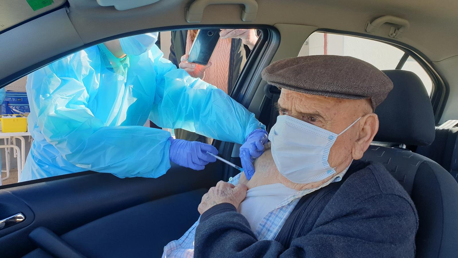 Una tanda de 66 mayores de 80 años ya han recibido la primera vacuna contra la covid. 
