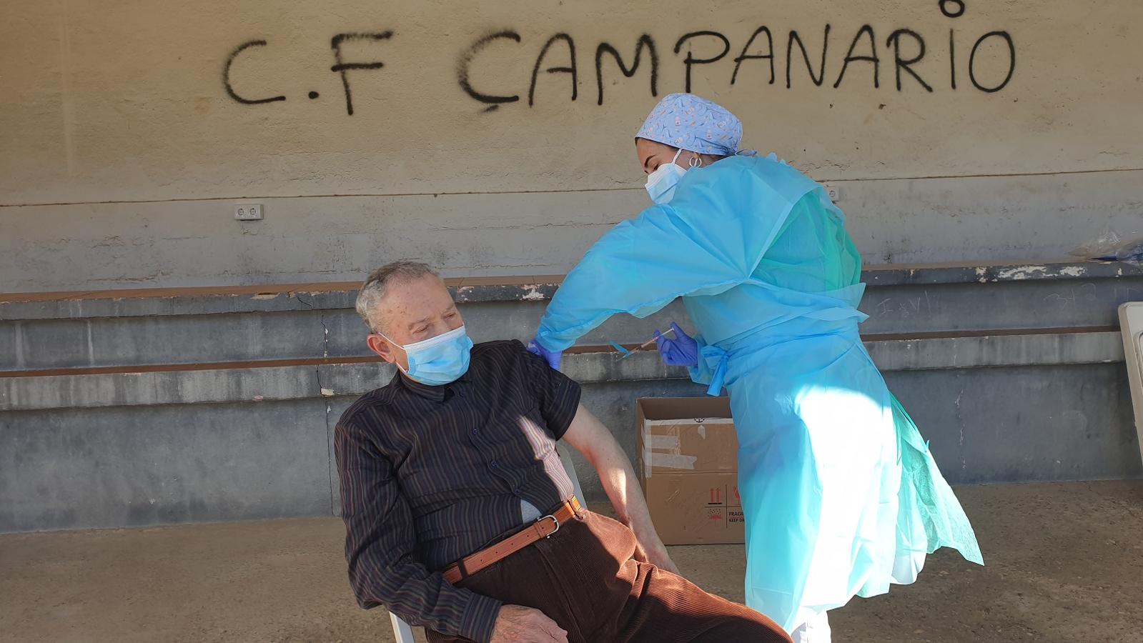 Una tanda de 66 mayores de 80 años ya han recibido la primera vacuna contra la covid. 
