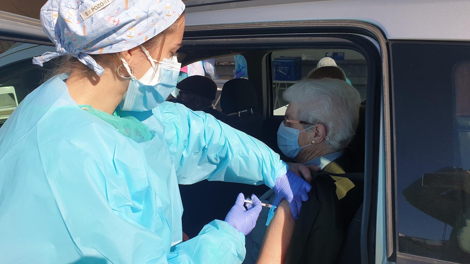 Una tanda de 66 mayores de 80 años ya han recibido la primera vacuna contra la covid. 
