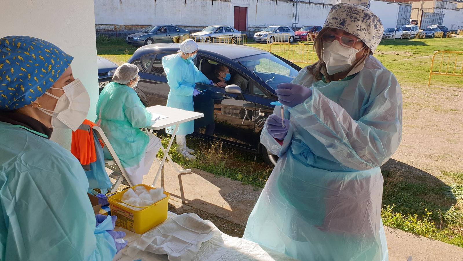 Una tanda de 66 mayores de 80 años ya han recibido la primera vacuna contra la covid. 