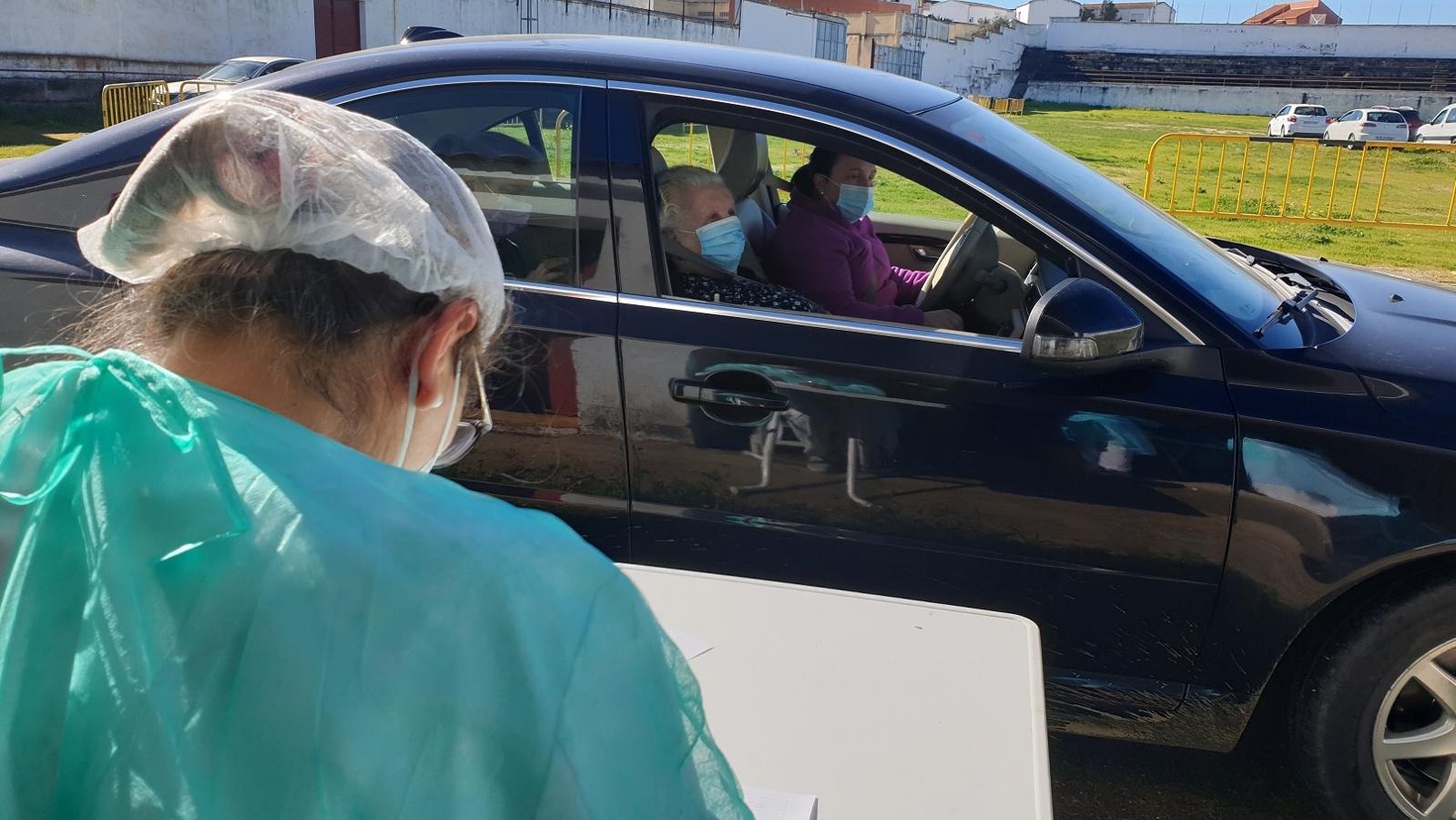 Una tanda de 66 mayores de 80 años ya han recibido la primera vacuna contra la covid. 