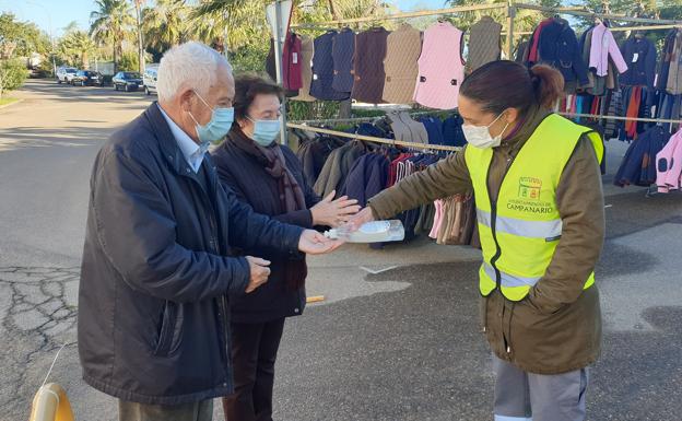 Control de aforo y desinfección de manos a la entrada del mercadillo. 