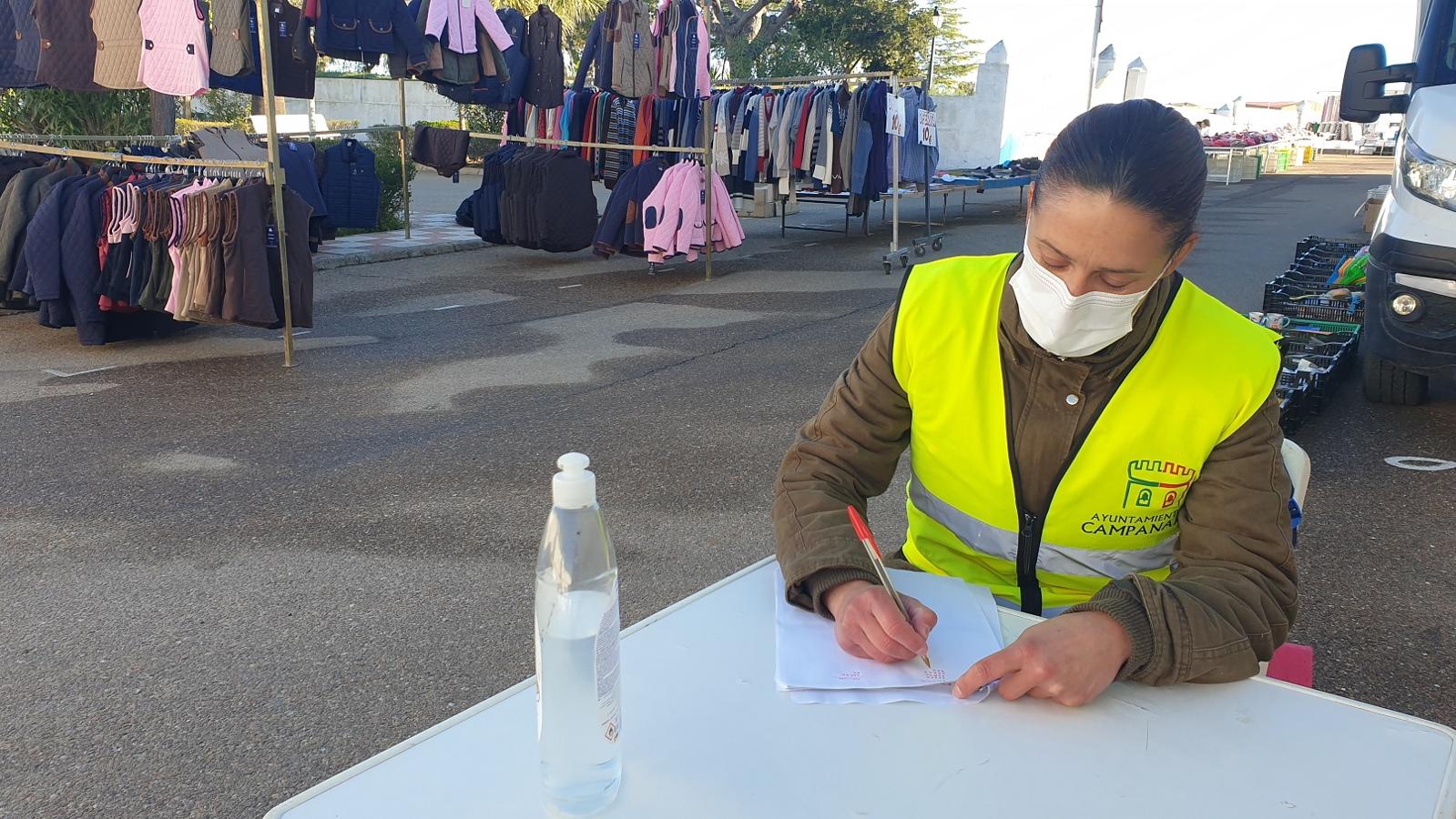 Una clienta se acerca a uno de los puestos del mercadillo. 