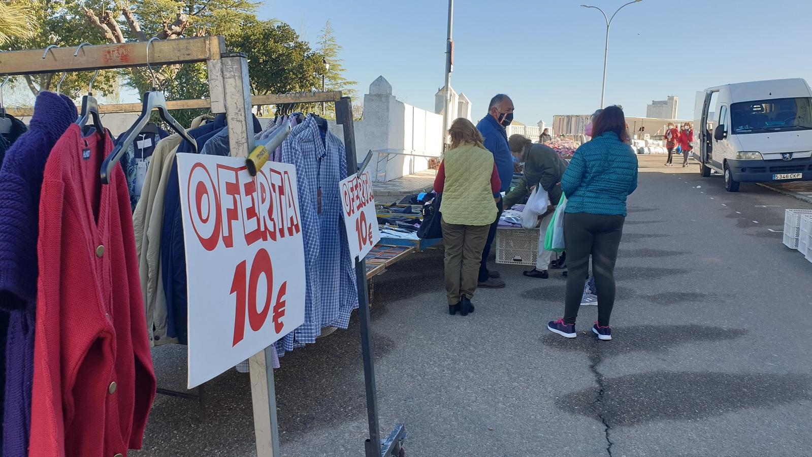 Una clienta se acerca a uno de los puestos del mercadillo. 