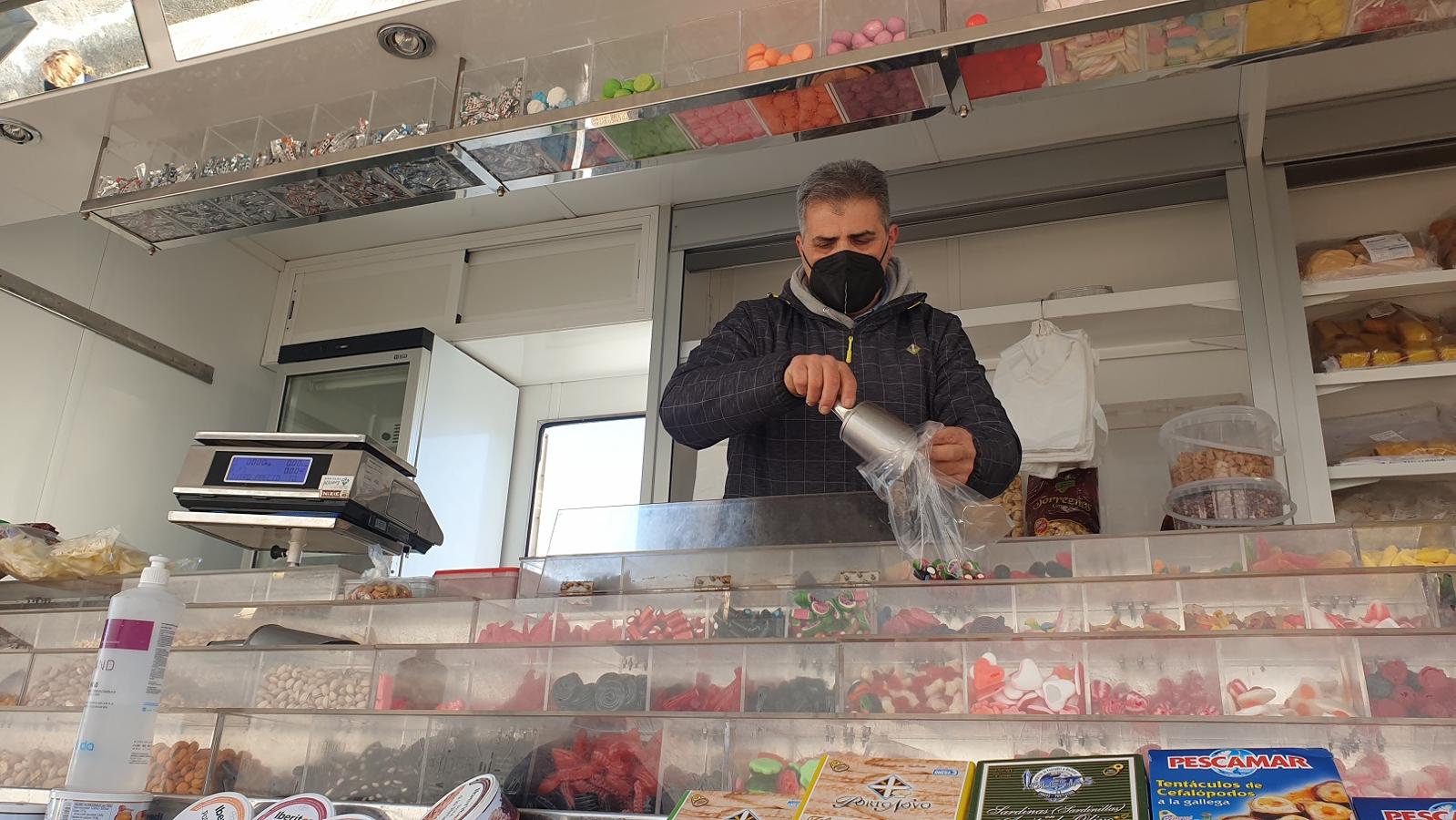 Una clienta se acerca a uno de los puestos del mercadillo. 