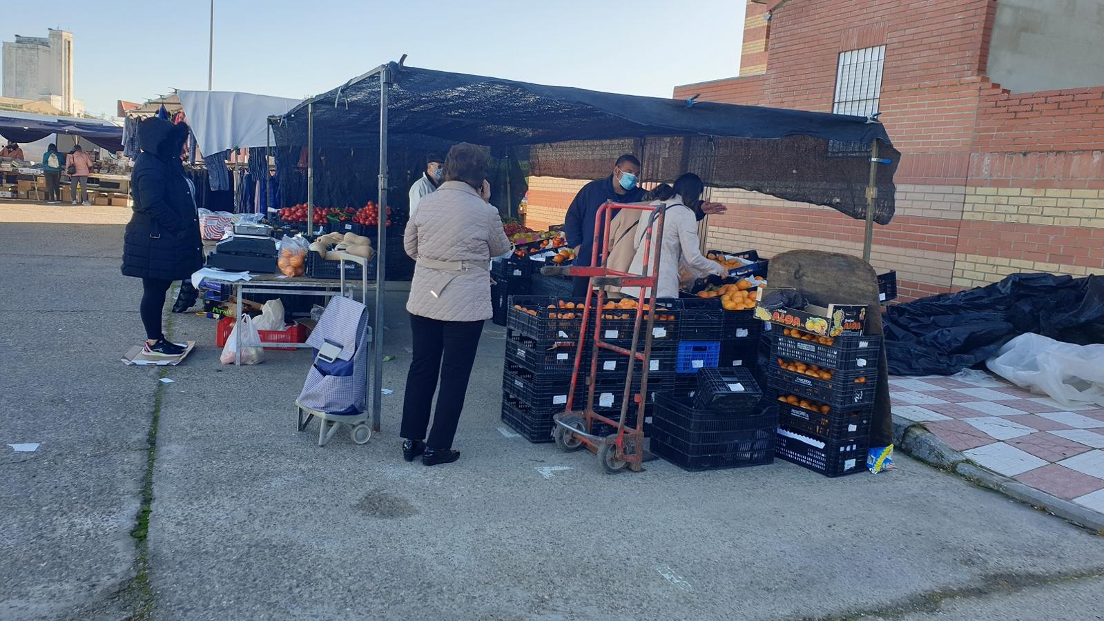 Una clienta se acerca a uno de los puestos del mercadillo. 