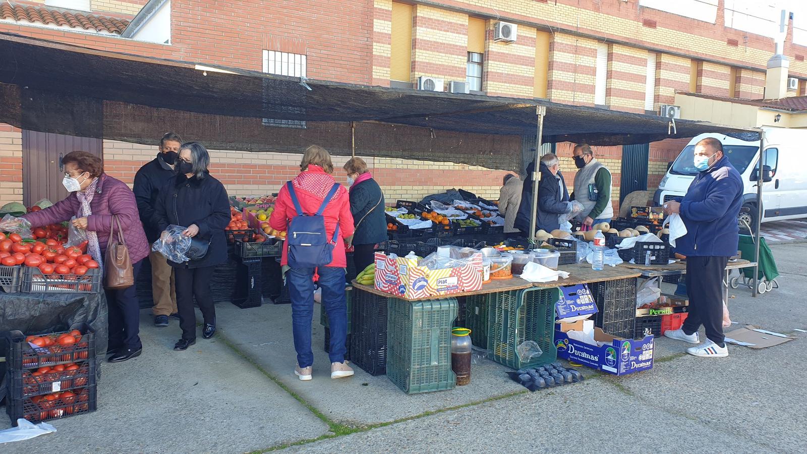 Una clienta se acerca a uno de los puestos del mercadillo. 