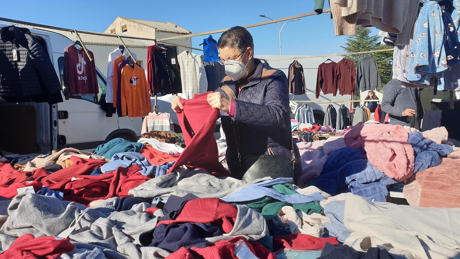 Una clienta se acerca a uno de los puestos del mercadillo. 