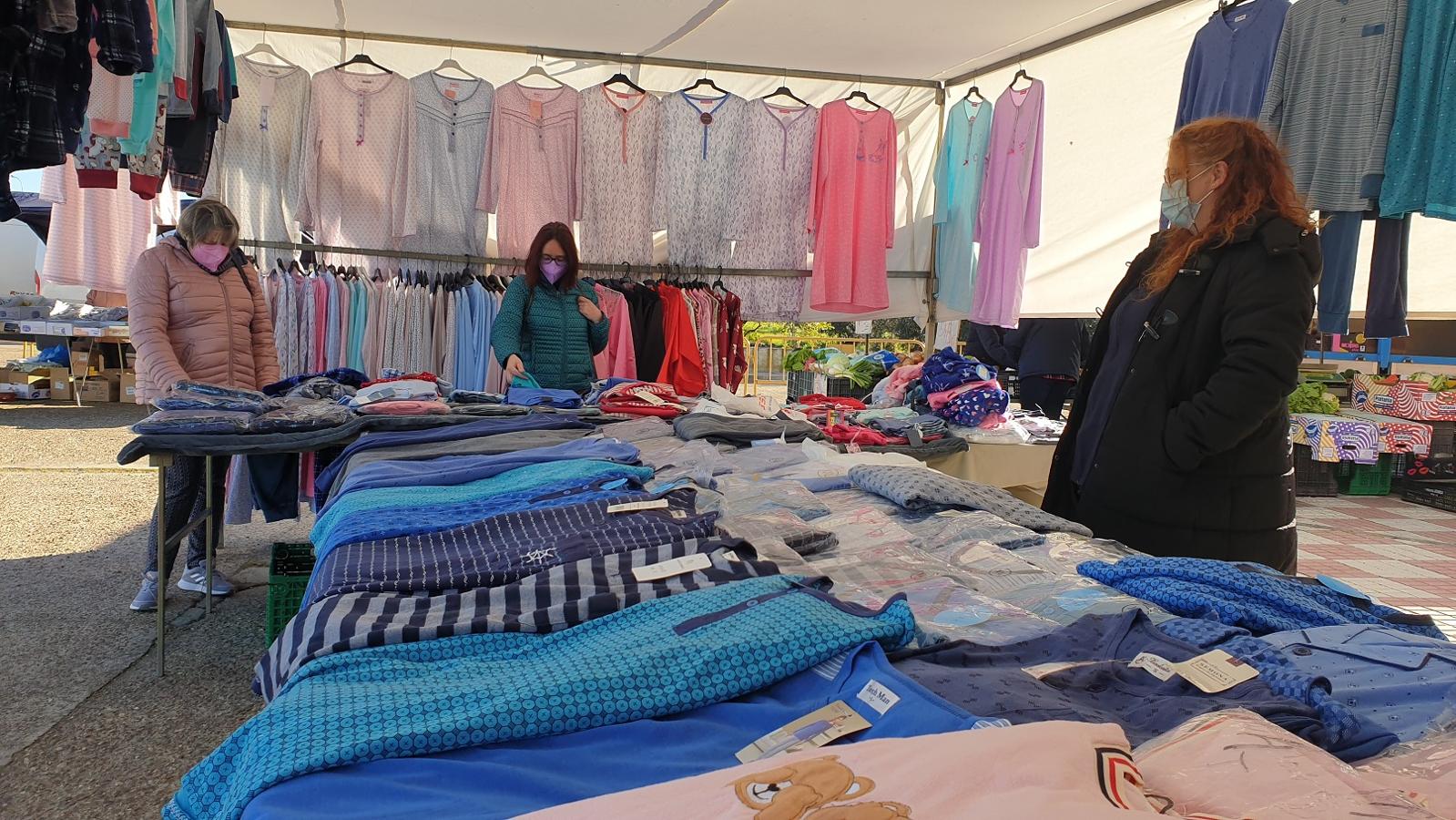 Una clienta se acerca a uno de los puestos del mercadillo. 
