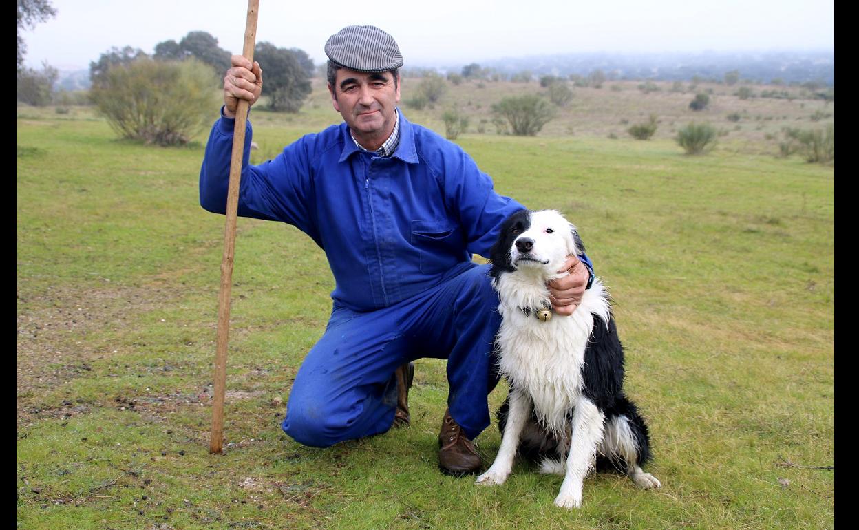 Alonso Bolaños junto a uno de sus perros carea. 