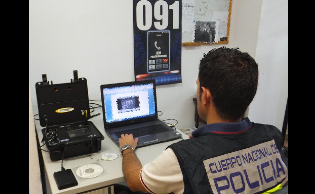 La Policía Nacional detiene a dos personas, vinculadas a Campanario, por estafar a más de 126 personas a través de una página web