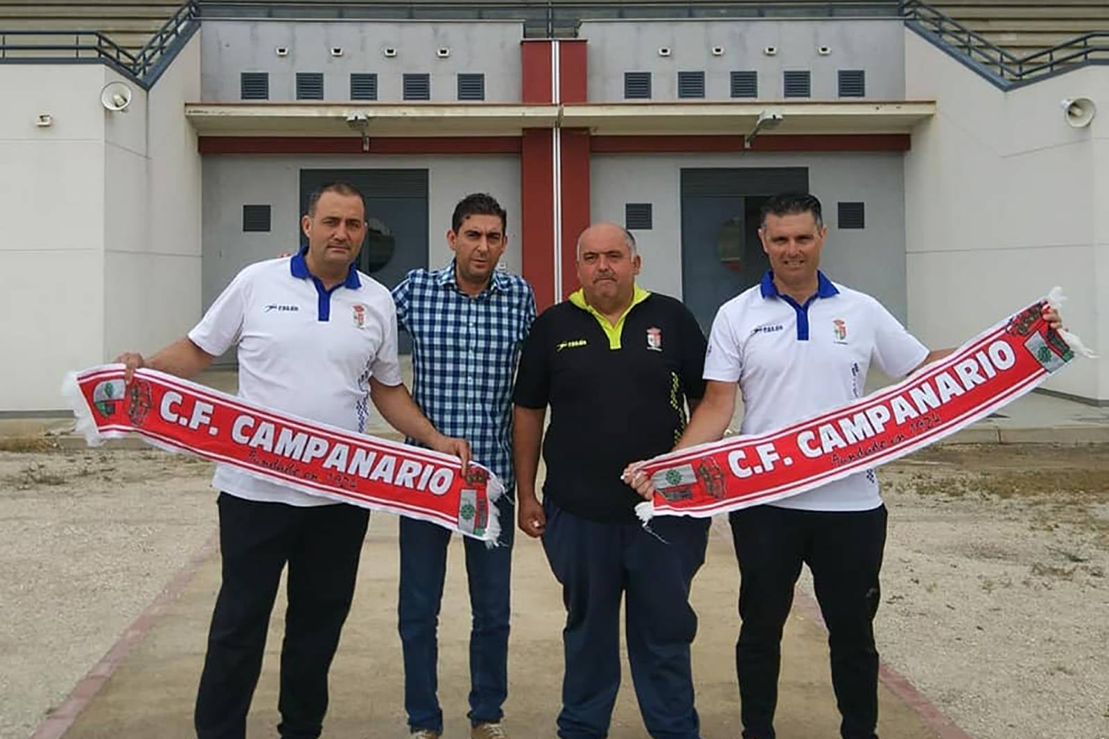Cuerpo técnico y directiva del CF Campanario. 