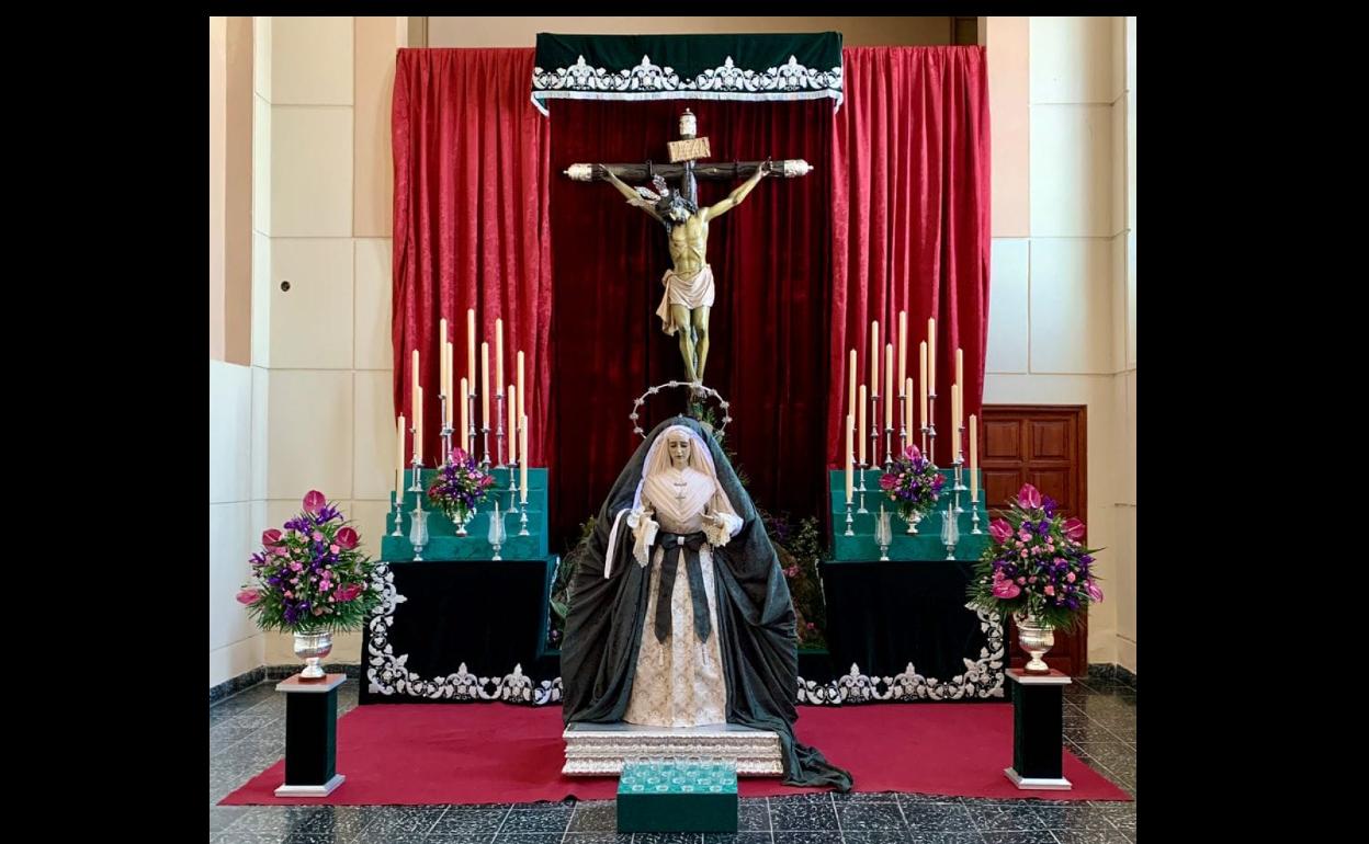 Jesucristo en la Cruz con su madre a los pies. 