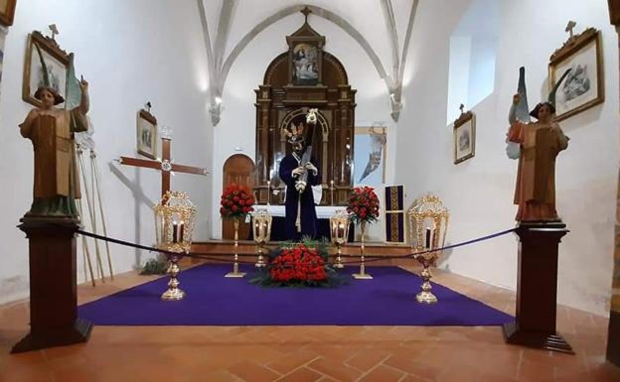 Altar con el Nazareno en Los Mártires.
