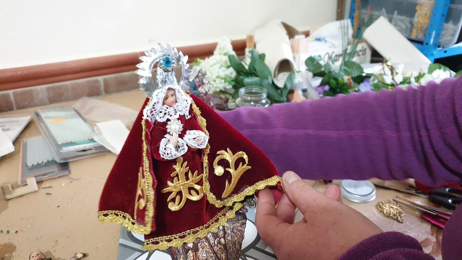 María y Kiko trabajan en la maqueta de uno de los pasos de Semana Santa. 
