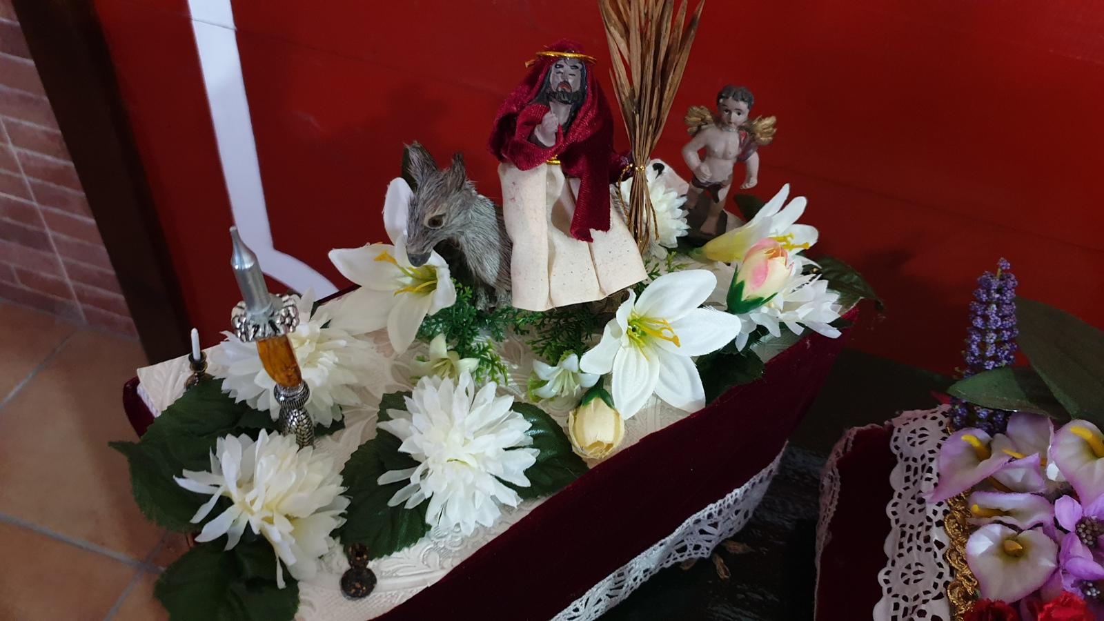 María y Kiko trabajan en la maqueta de uno de los pasos de Semana Santa. 
