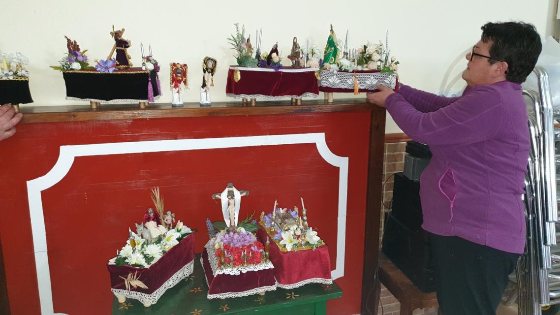 María y Kiko trabajan en la maqueta de uno de los pasos de Semana Santa. 