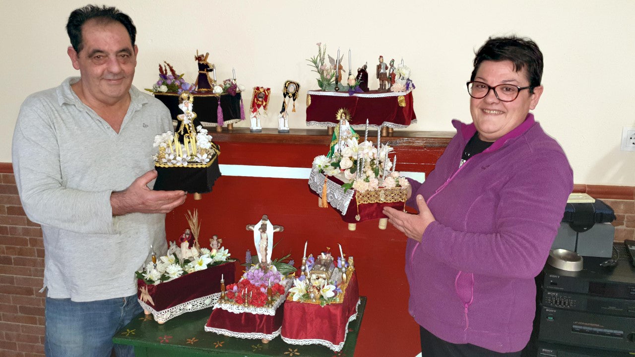 María y Kiko muestran algunas de las maquetas. 