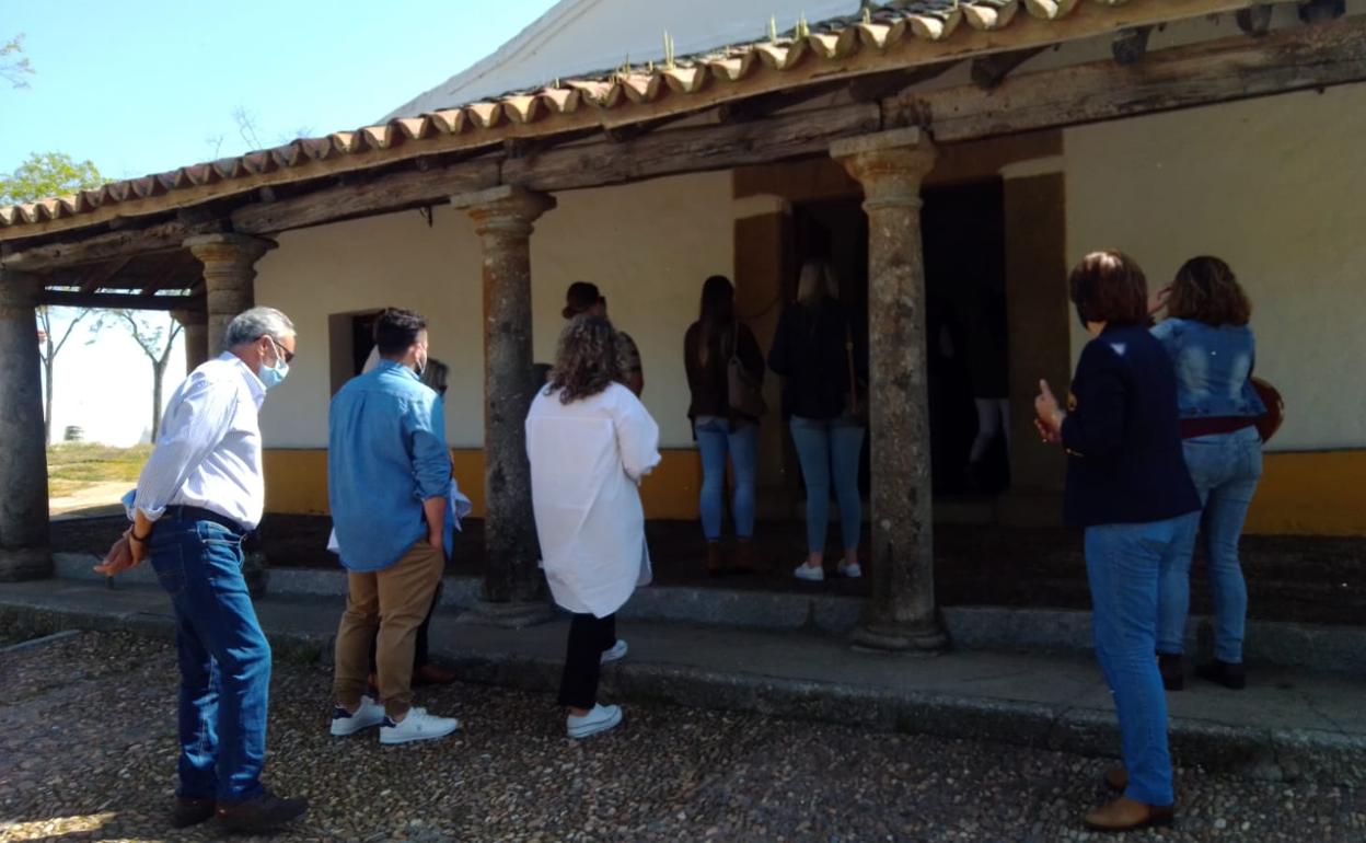 Campanarienses hacen cola para visitar a la patrona. 