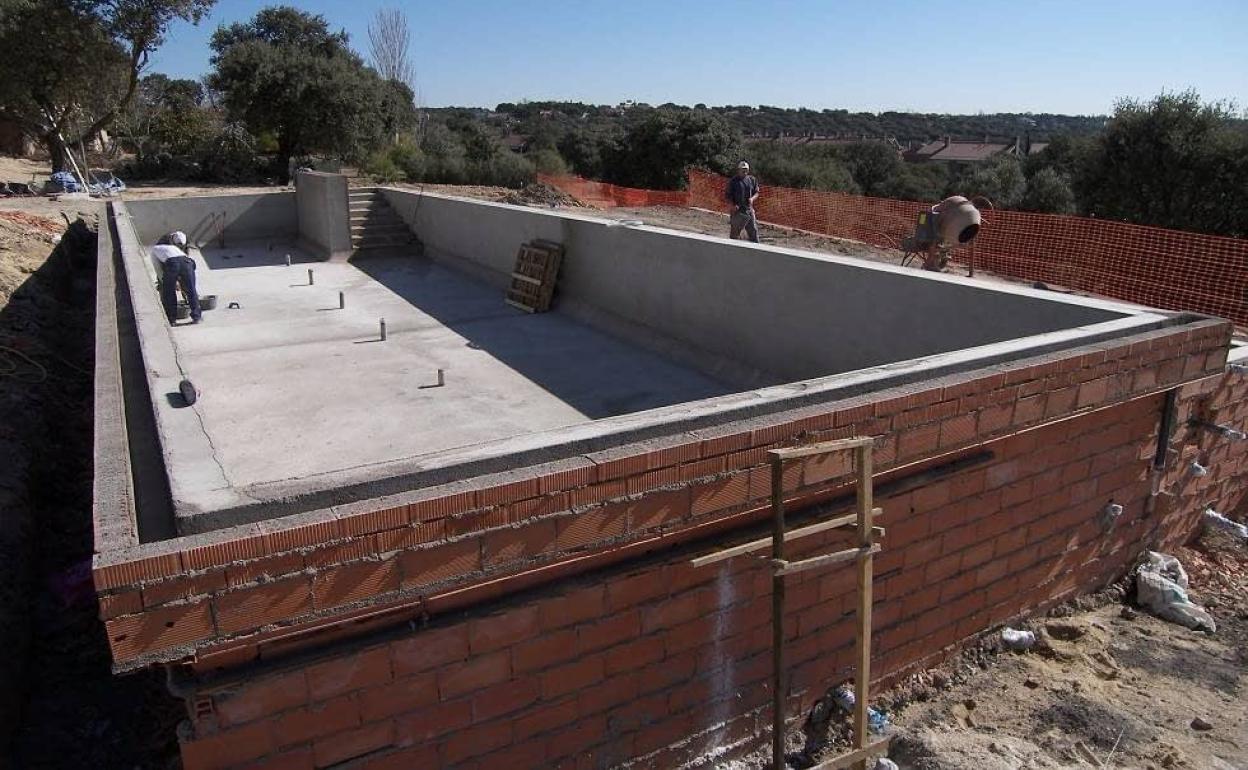 Construcción de una piscina. 
