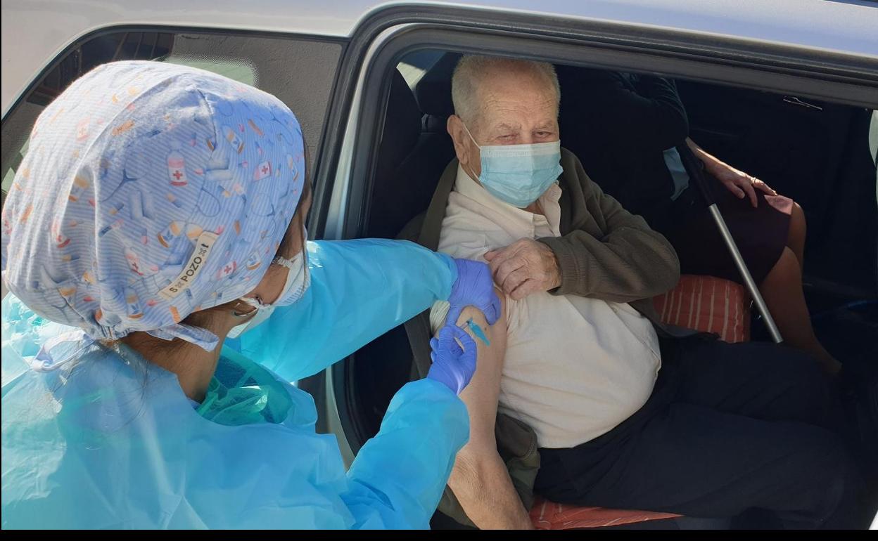 Un total de 186 personas han recibido hoy la vacuna contra la covid en Campanario